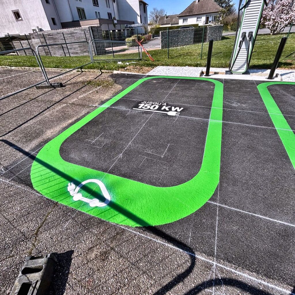 Panneau de signalisation verticale indiquant une place de recharge pour véhicule électrique