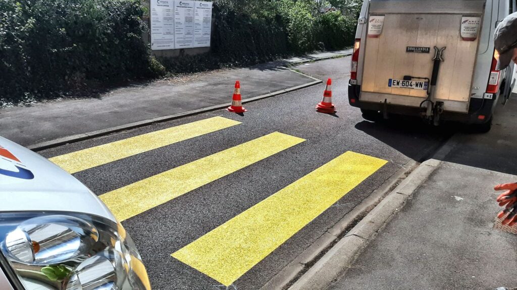 Passage piéton provisoire en marquage jaune temporaire signalant un déplacement du cheminement durant un chantier