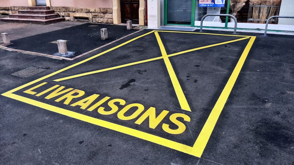 Marquage au sol jaune délimitant une zone de livraison réservée aux véhicules utilitaires