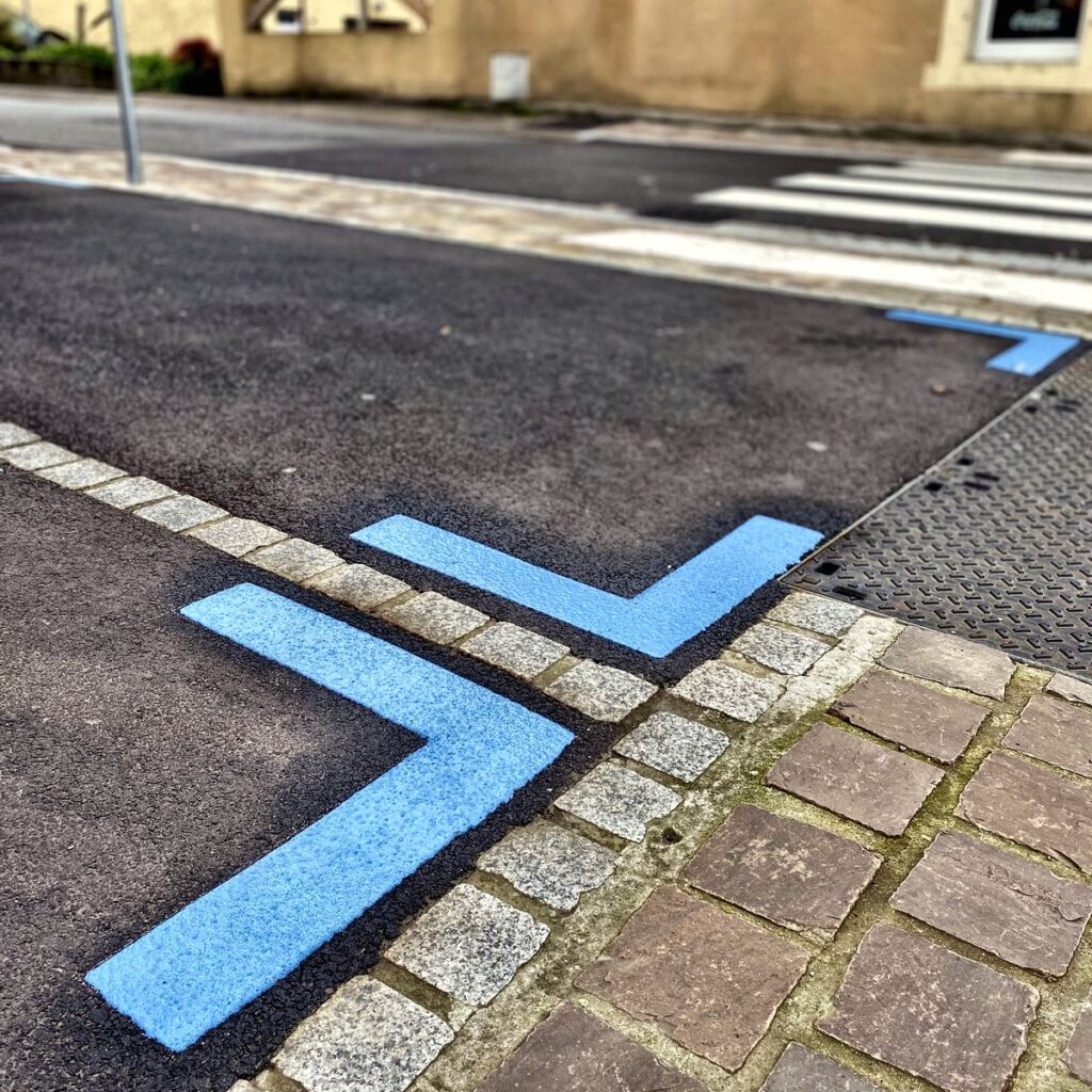Marquage au sol bleu d'une zone de stationnement payant à durée limitée