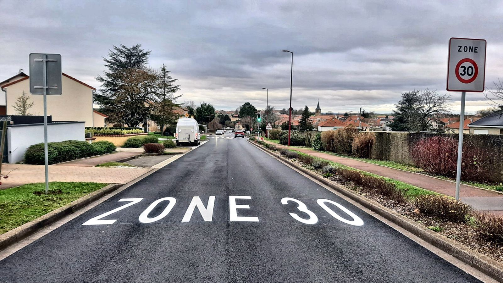 Panneau d'entrée de zone 30 en agglomération accompagné du marquage « 30 » peint au sol