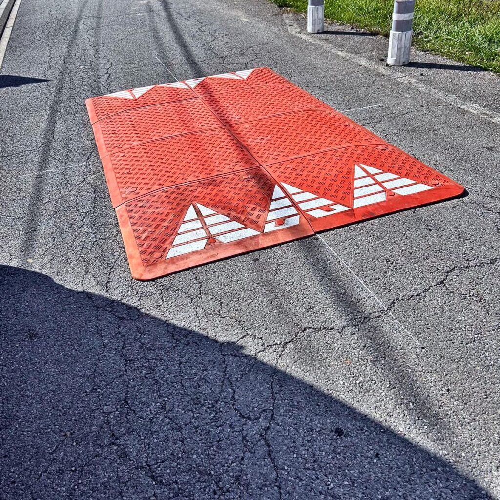 Coussin berlinois installé sur la chaussée en zone 30 pour ralentir les véhicules