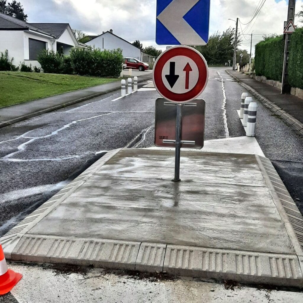 Aménagement écluse de circulation intégré à une logique globale de zone 30