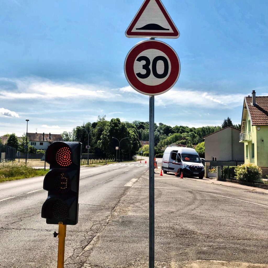 Marquage au sol « 30 » rappelant la limitation de vitesse en zone apaisée
