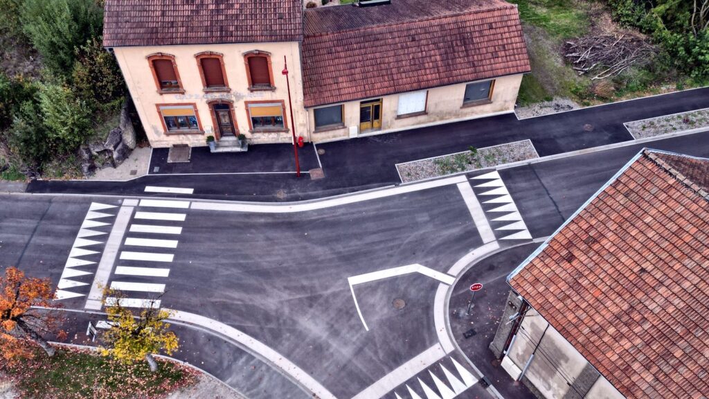 Vue aérienne d'un aménagement urbain en résine gravillonnée par C2 MARQUAGE