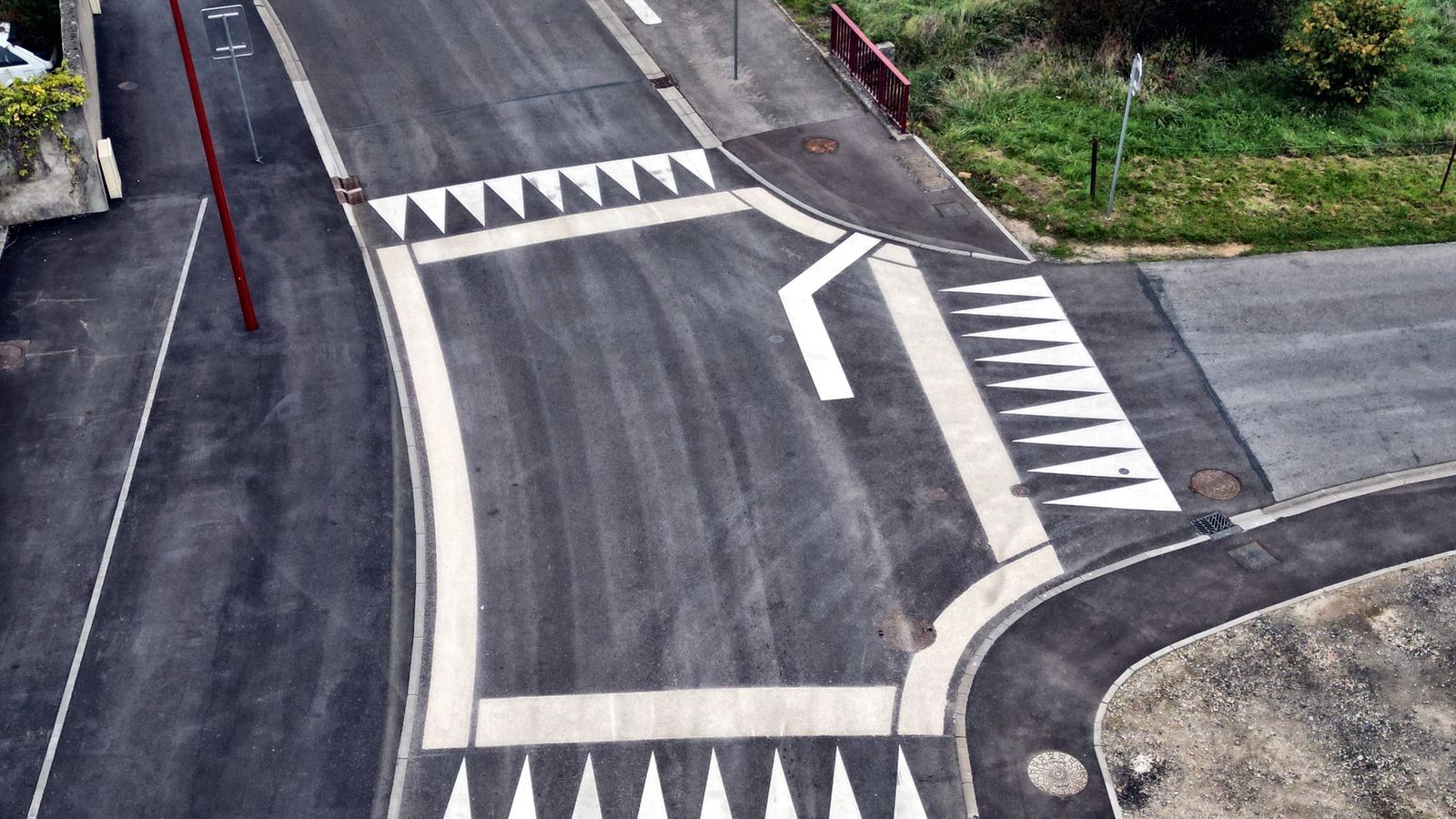 Vue aérienne par drone d'un aménagement en résine gravillonnée réalisé par C2 MARQUAGE en Lorraine