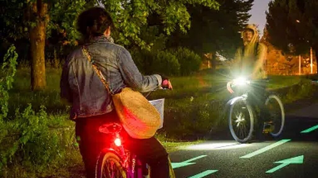 Cyclistes sur une voie cyclable avec marquage au sol photoluminescent — mobilités douces