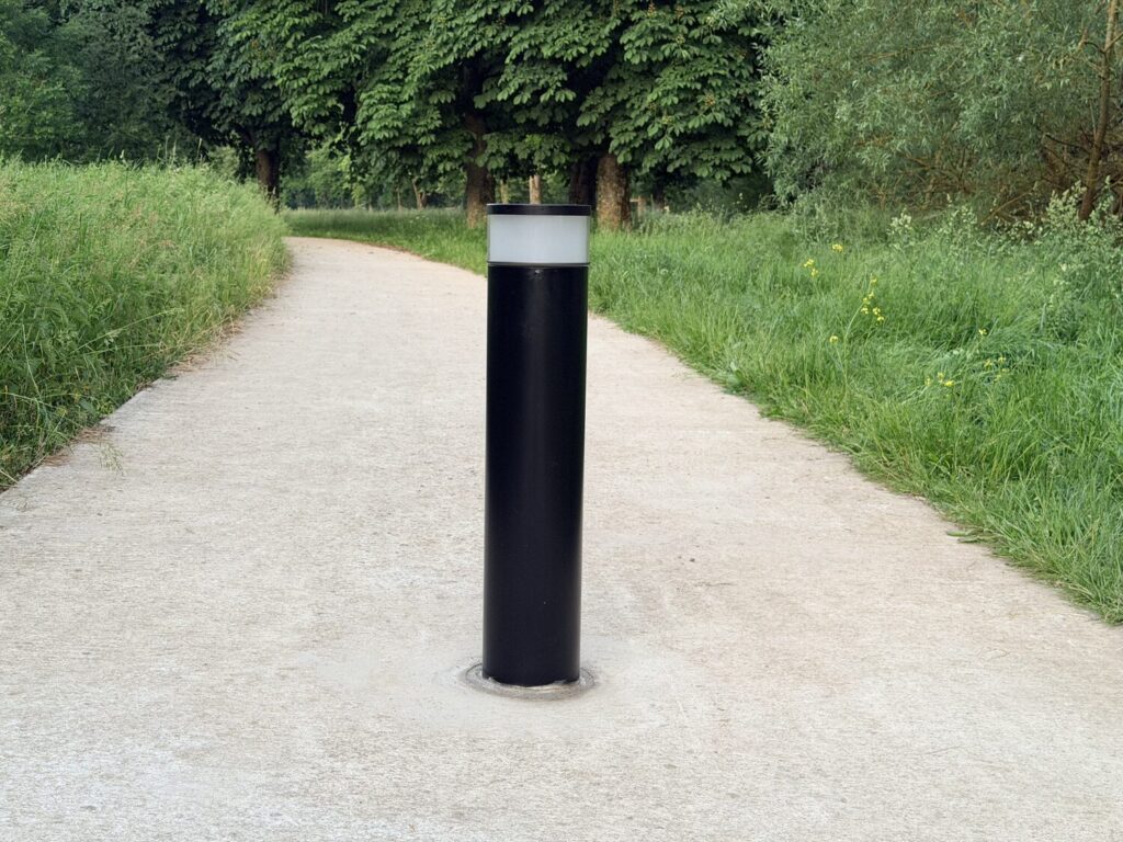 Borne lumineuse solaire balisant un cheminement piéton et cyclable à Valleroy (54)