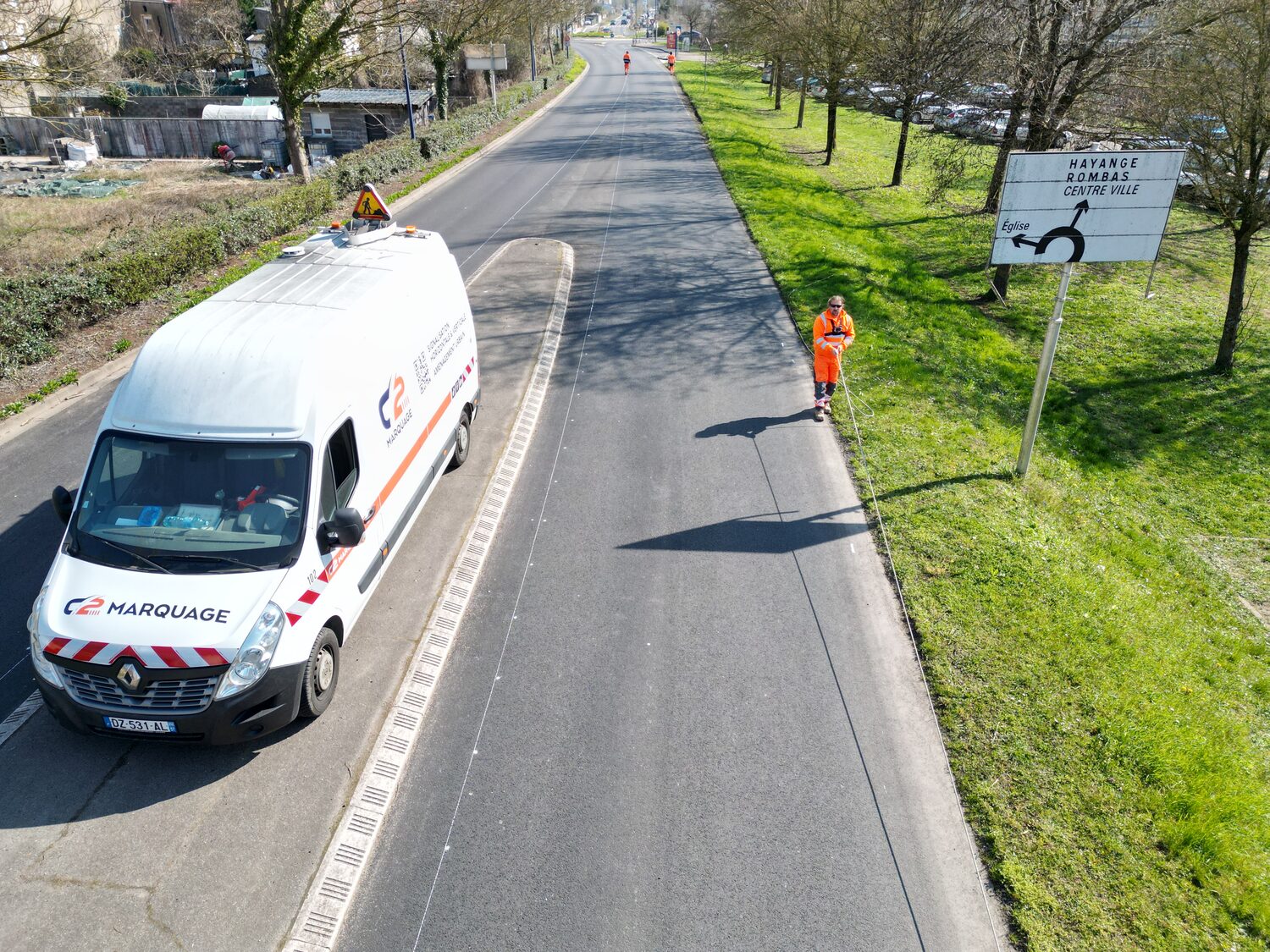 Chantier de marquage routier C2 Marquage illustrant la performance d’un marquage routier