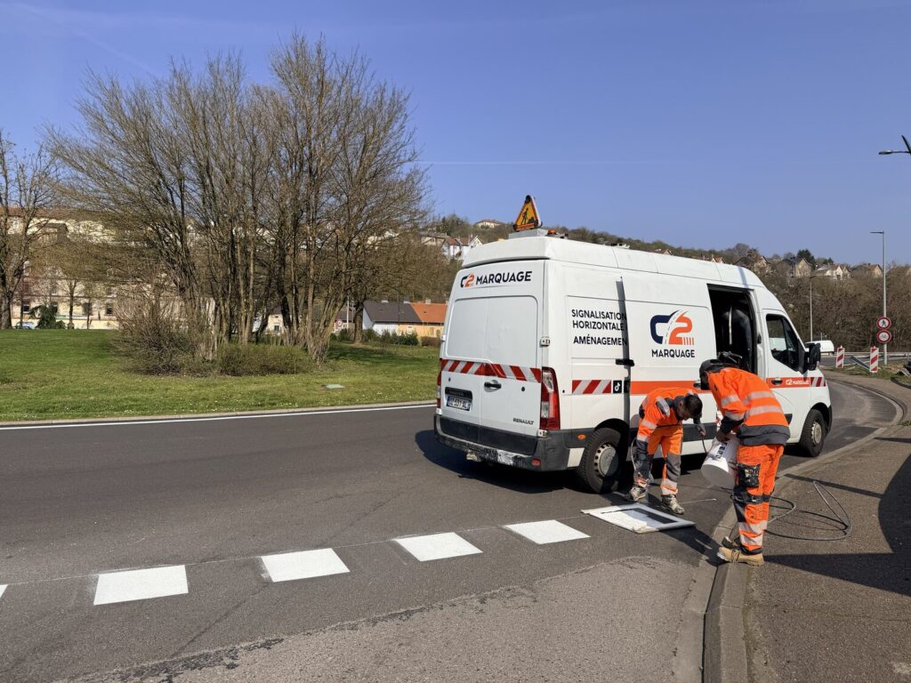 Applicateur C2 Marquage traçant un marquage au sol sur un giratoire