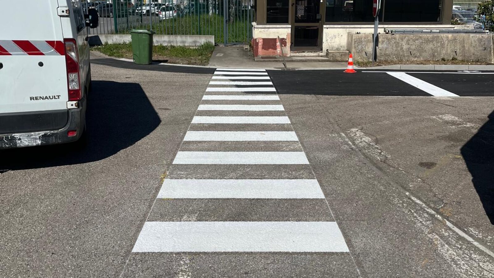 Passage piéton réalisé à la peinture, un produit de marquage au sol appliqué par C2 Marquage