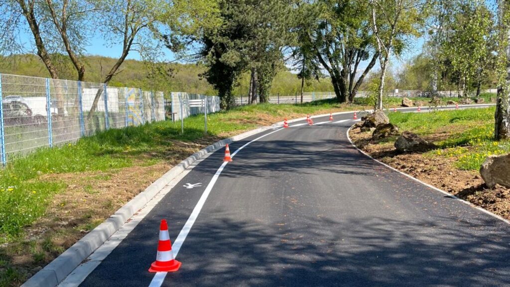 Lignes de rive blanches marquées sur une voie verte