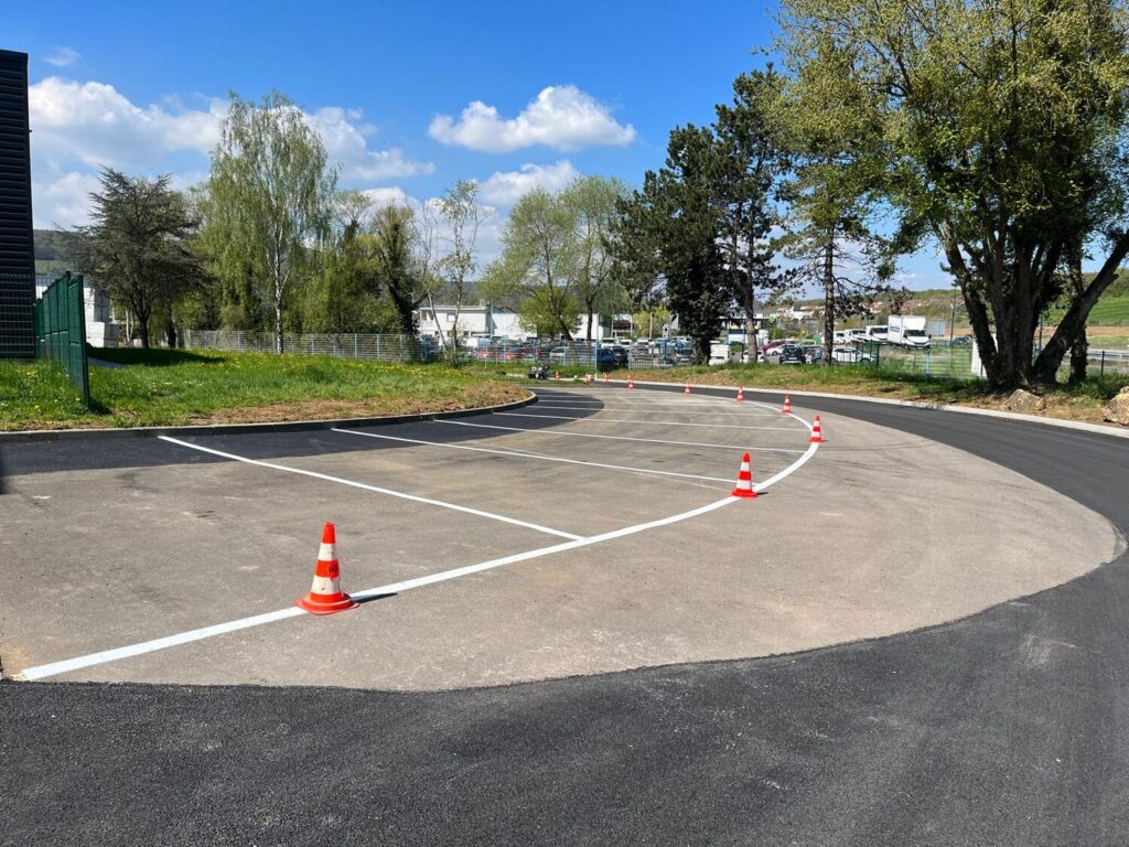 Lignes de stationnement blanches tracées sur un parking