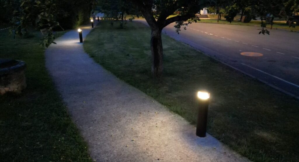 Potelets solaires LUMY illuminant un cheminement piéton à la tombée de la nuit