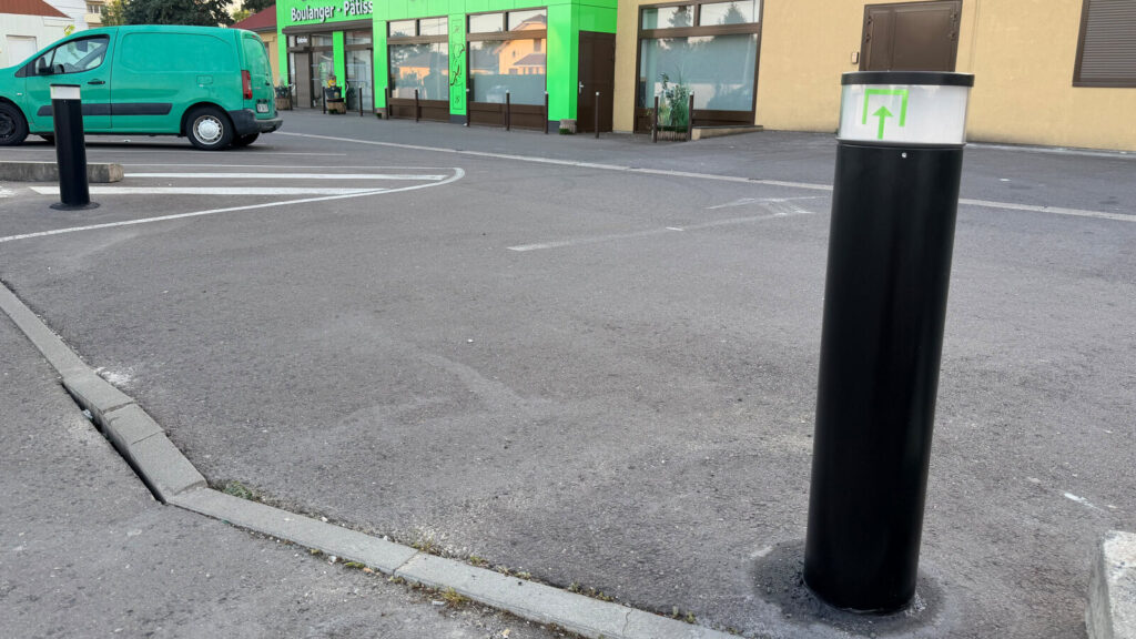 Borne solaire à détection avec logo rétroéclairé à la boulangerie Gillant à Briey