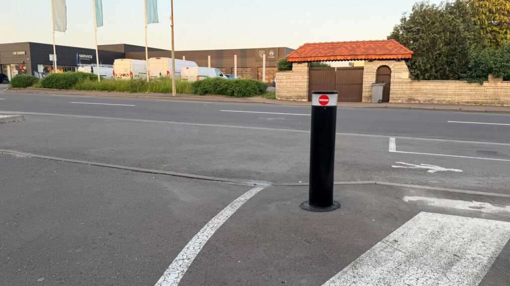 Borne solaire intelligente sécurisant un accès de parking à Briey