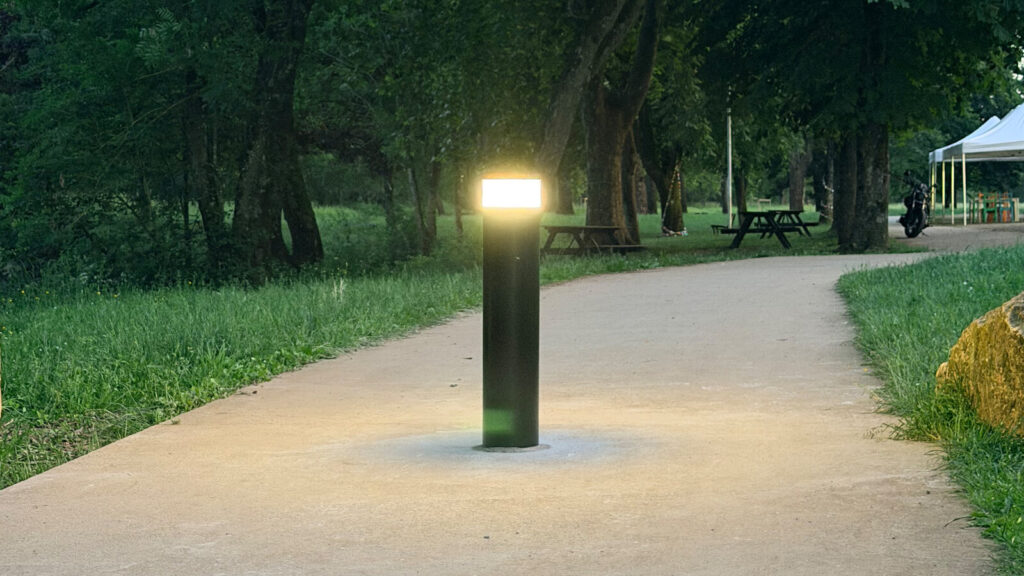 Borne solaire LUMY Defender éclairant la voie verte à la tombée de la nuit