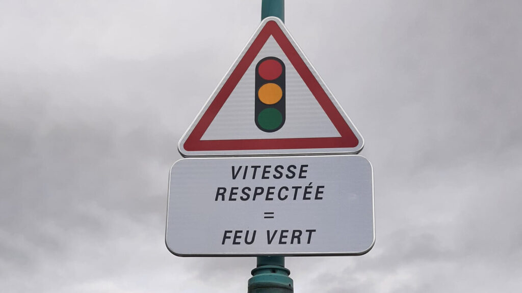 Panneau « Vitesse respectée = feu vert » du feu à récompense à Tréméry