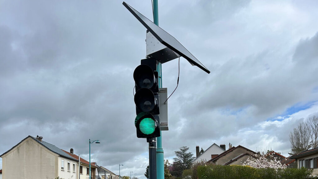 Feu tricolore à récompense et son panneau solaire autonome à Tréméry
