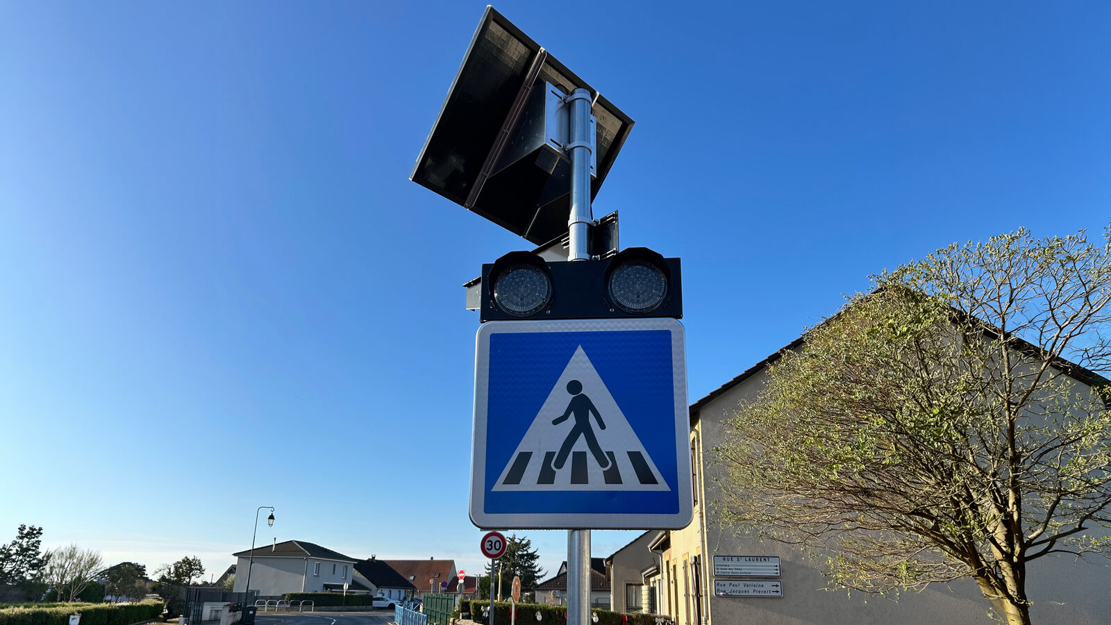 Passage piéton sécurisé par un panneau à feux R1 solaire à Rurange-lès-Thionville