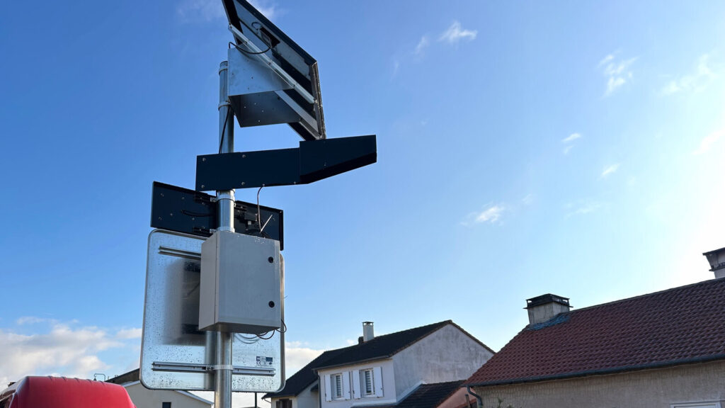 Afficheur pédagogique (radar pédagogique) vu de dos — Rurange-lès-Thionville