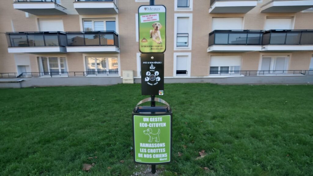 Borne de propreté canine avec panneau de sensibilisation dans une commune