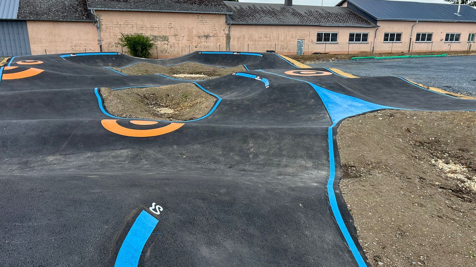 Marquage pumptrack Rambrouch Luxembourg : piste bleue et bosses orange réalisées par C2 MARQUAGE