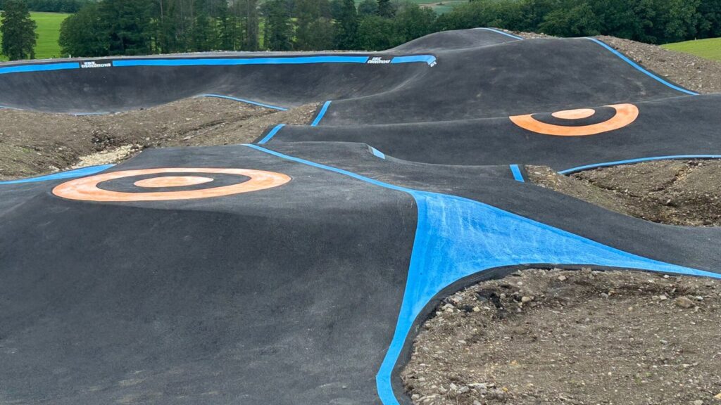Bosses orange et lignes bleues du marquage de la pumptrack de Rambrouch