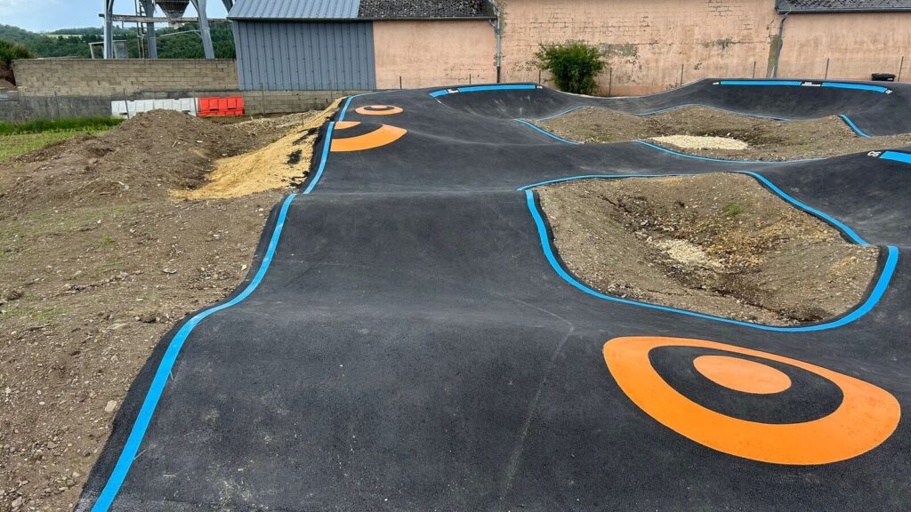 Vue d'ensemble de la pumptrack de Rambrouch au Luxembourg après marquage
