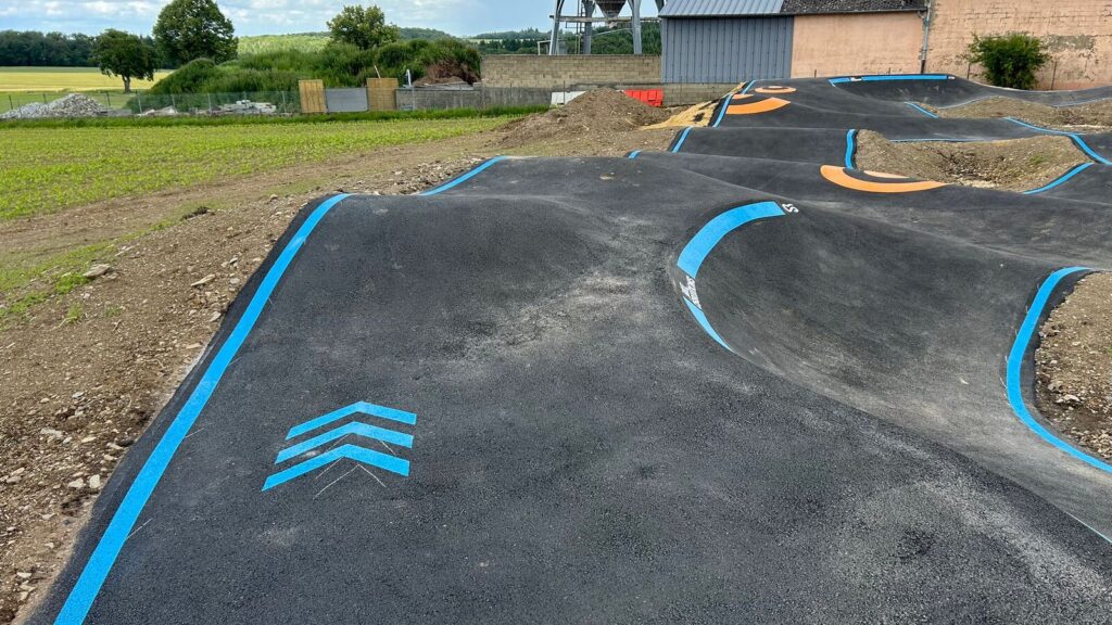 Chevrons bleus de signalisation du sens de circulation sur la pumptrack de Rambrouch
