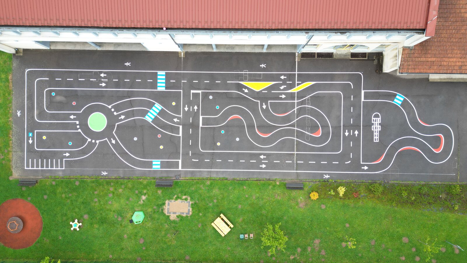 Marquage cour d'école Hargarten-aux-Mines : circuit pédagogique complet vu du ciel