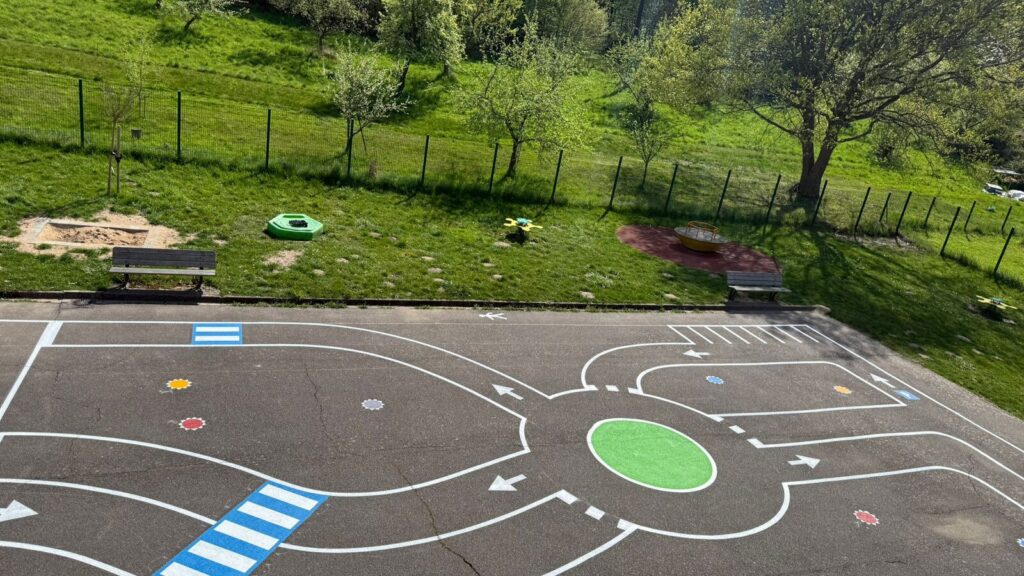 Rond-point vert et passages piétons du circuit pédagogique de sécurité routière à Hargarten-aux-Mines