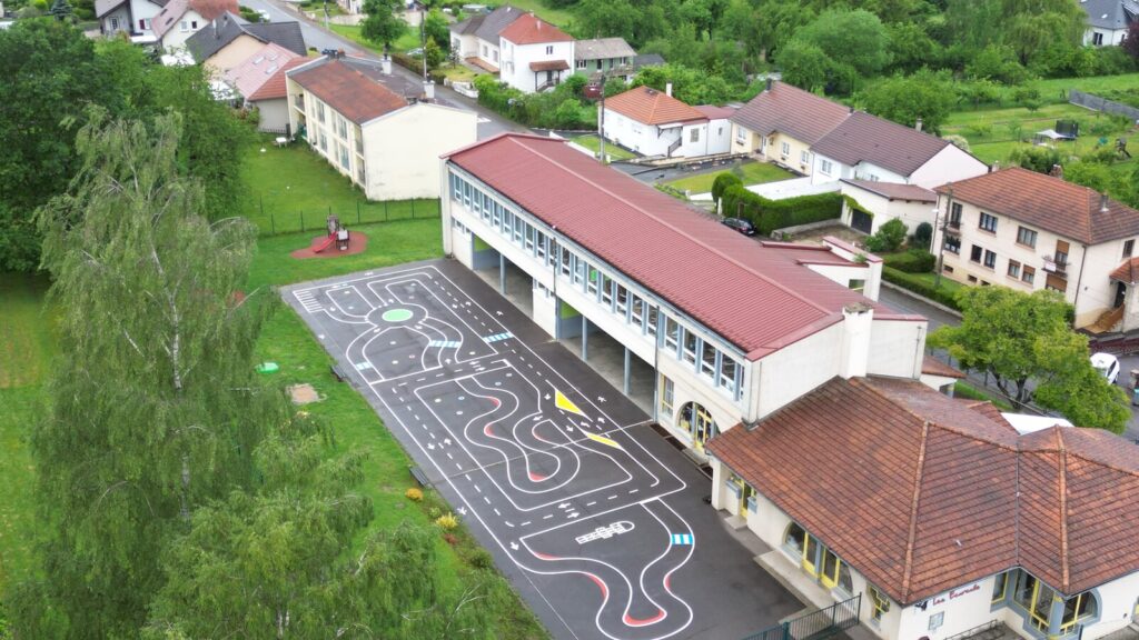 Vue aérienne de l'école de Hargarten-aux-Mines en Moselle et de sa cour marquée