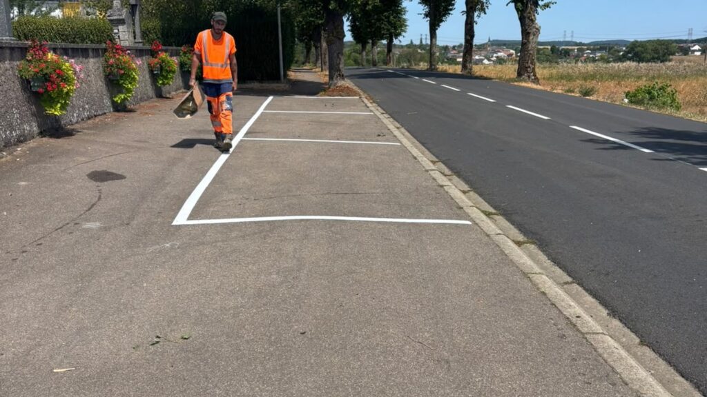 Applicateur C2 MARQUAGE réalisant un marquage de stationnement à Volstroff