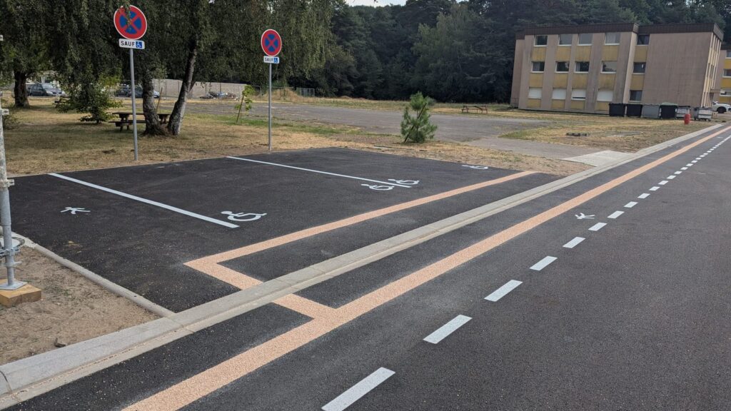 Cheminement piéton accessible et places PMR au centre AFPA de Saint-Avold