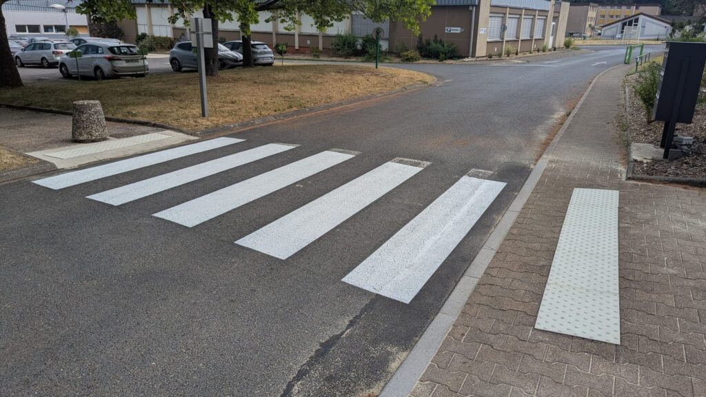 Traversée piétonne avec bandes podotactiles au centre AFPA de Saint-Avold