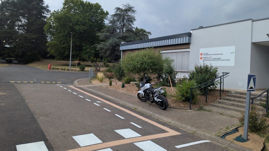 Rails de guidage en résine gravillonnée pour personnes malvoyantes à l’AFPA de Saint-Avold