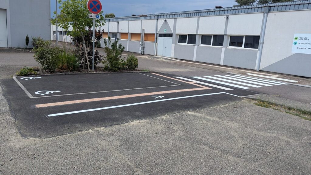 Places de stationnement PMR et signalétique verticale au centre AFPA de Saint-Avold