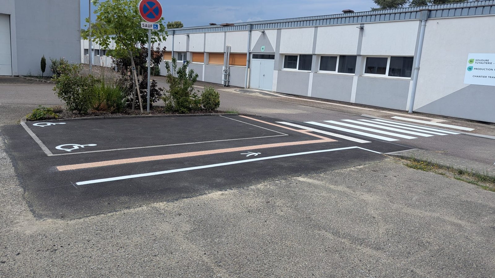 Places de stationnement PMR et signalétique verticale au centre AFPA de Saint-Avold
