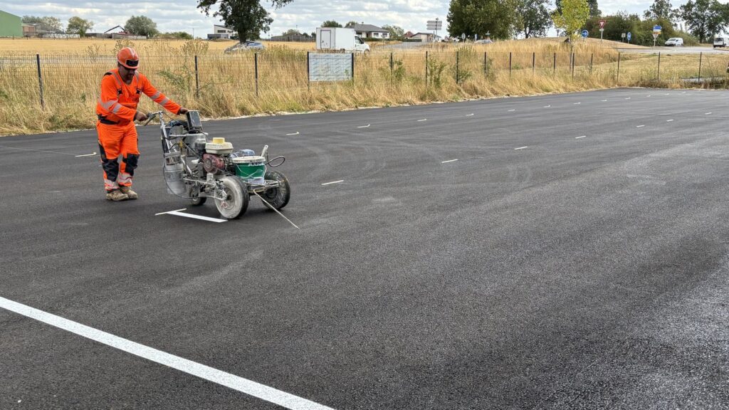 Parking marqué par C2 MARQUAGE, lignes de stationnement terminées et contrôlées avant remise en circulation.