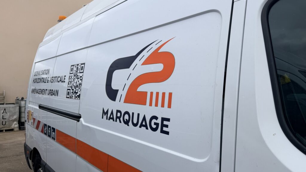 Véhicule d'intervention C2 MARQUAGE flanqué du logo de l'entreprise, identifiable sur le chantier.