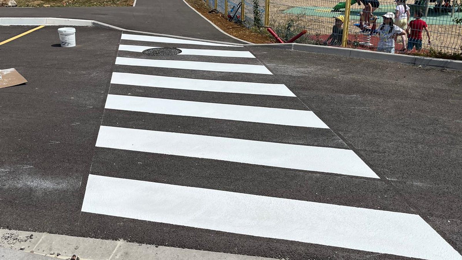 Passage piéton en enduit à froid tracé devant l’école de Batilly par C2 MARQUAGE