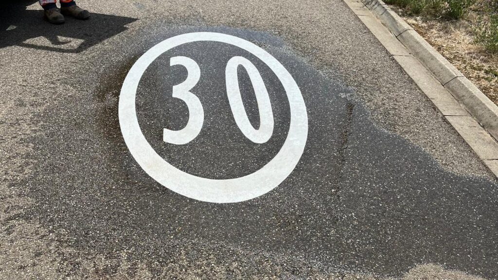 Ellipse 30 en marquage thermocollé posée sur la voirie de Batilly