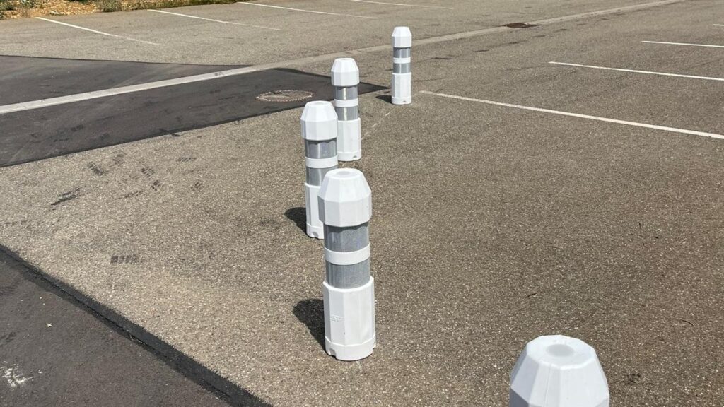 Balises J11 posées pour matérialiser un cheminement à Batilly