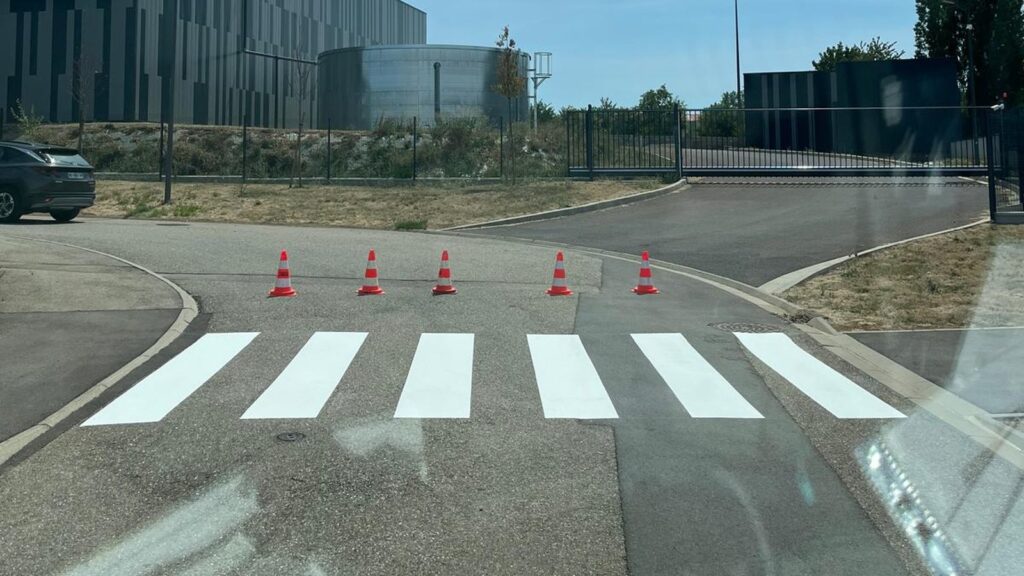 Passage piéton en enduit à froid réalisé à Batilly en Meurthe-et-Moselle