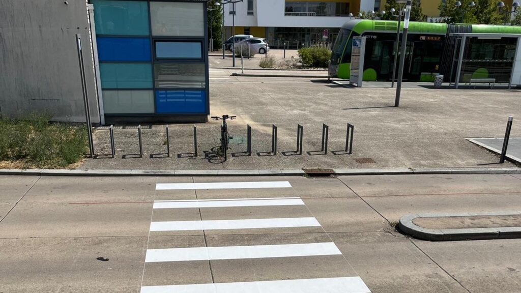 Passage piéton réalisé à la traversée de la ligne METTIS sur la ZAC de Mercy à Peltre