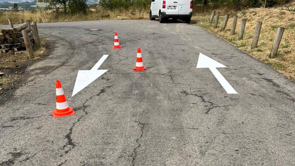Flèches directionnelles en enduit à froid guidant les accès aux parkings de la ZAC de Mercy