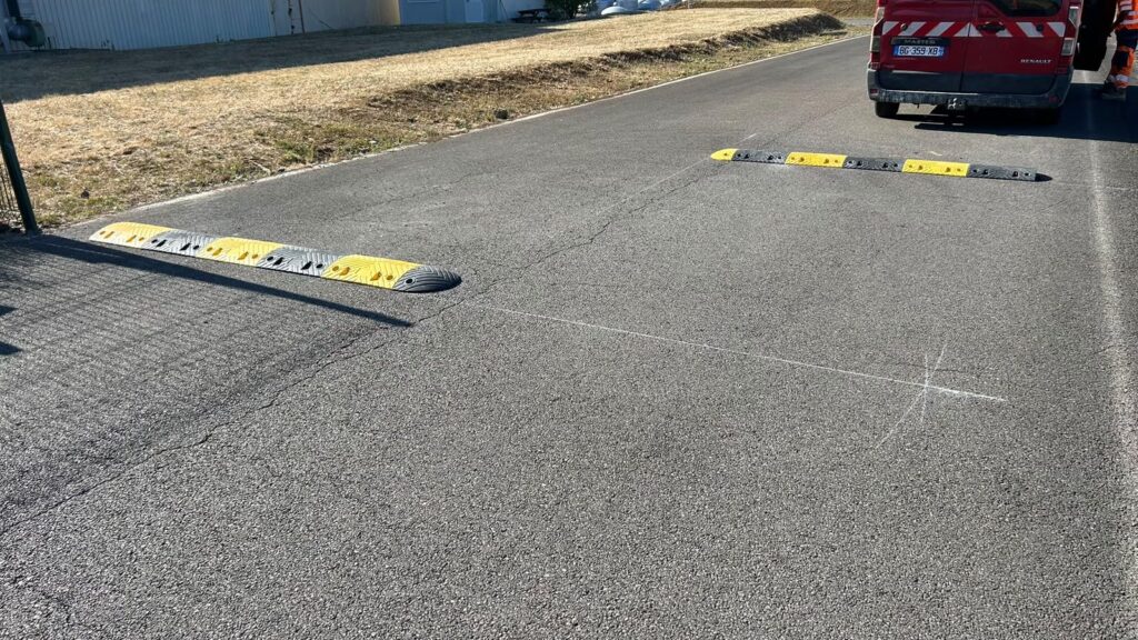 Ralentisseurs installés par C2 MARQUAGE sur le site industriel de Cryolor à Ennery