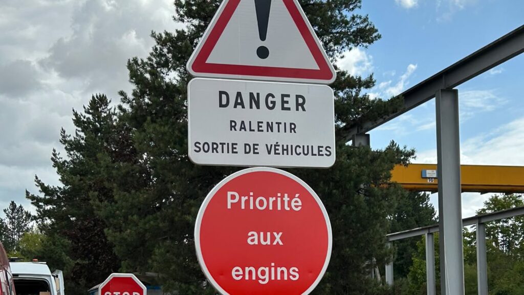 Panneaux de signalisation verticale « priorité aux engins » posés sur le site de Cryolor