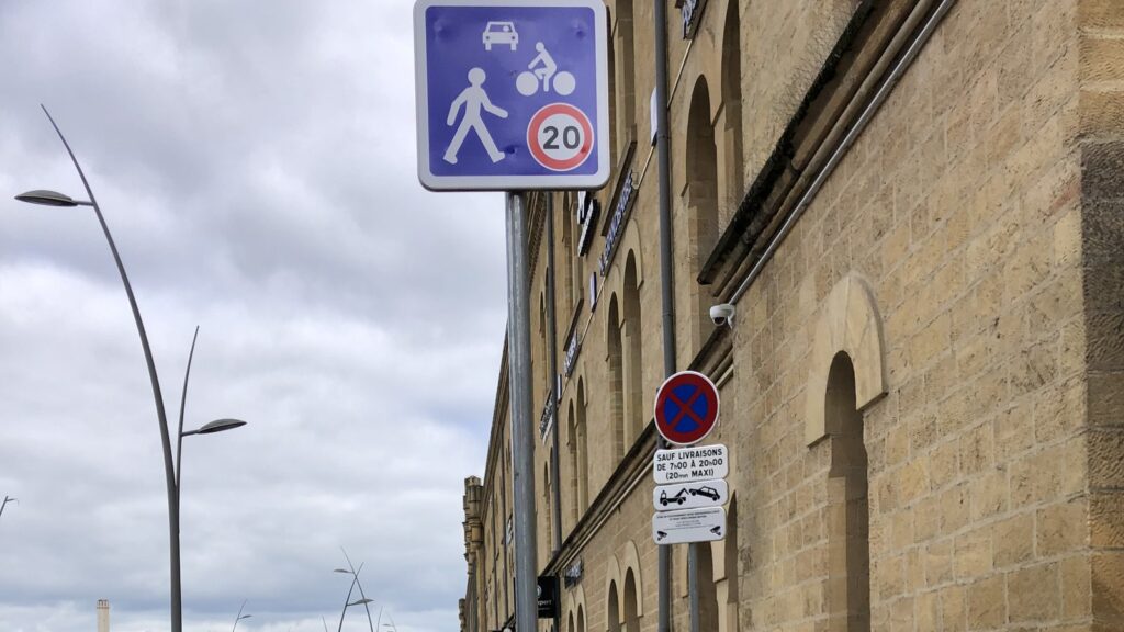 Panneau d’entrée de zone de rencontre limitée à 20 km/h